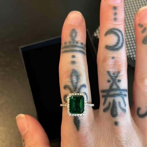 Size 7 925 silver and emerald ring with crystals - Picture 3 of 10